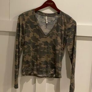 Crop tee tresses size L camo print
